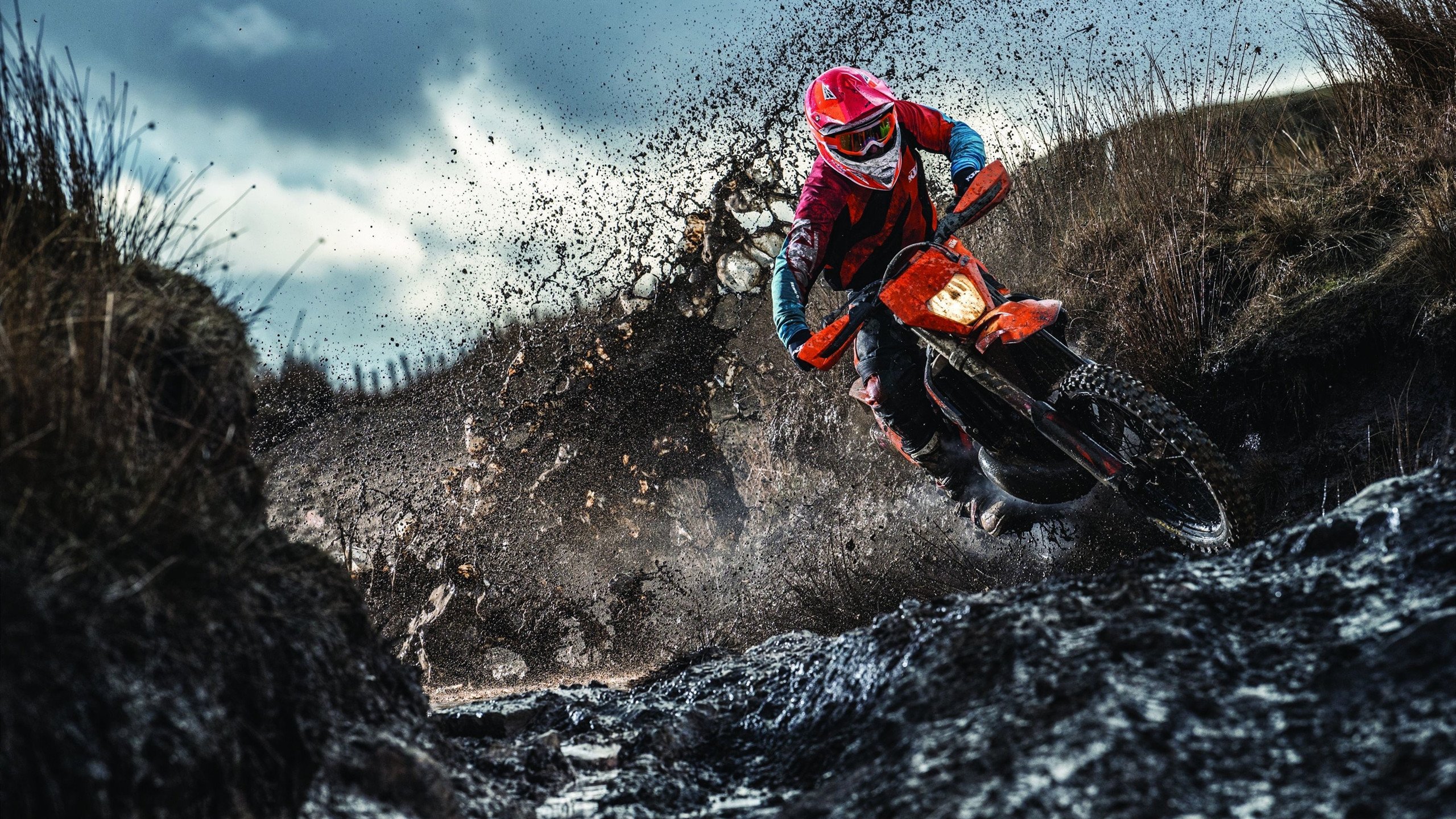 女子篮球青训注重防守战术提高整体防守水平，女子篮球队训练方法